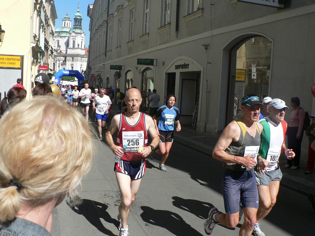 Maraton 08 053.jpg - tihle všichni jsou před Michalem s Krocim